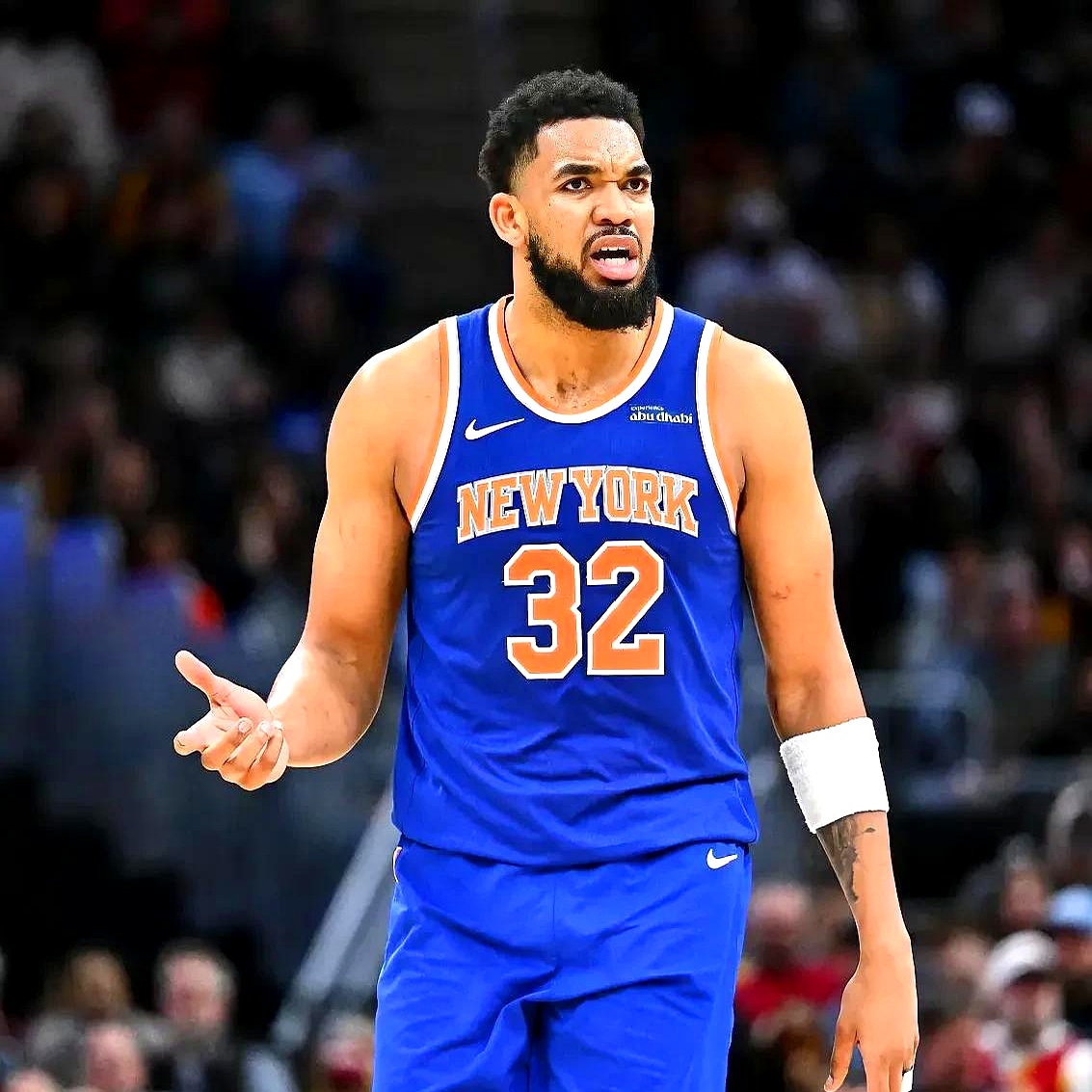 关于纽约尼克斯关键时刻回应争议;志在NBA季后赛名次提升;媒体盛赞;赛程密集仍需轮换的信息